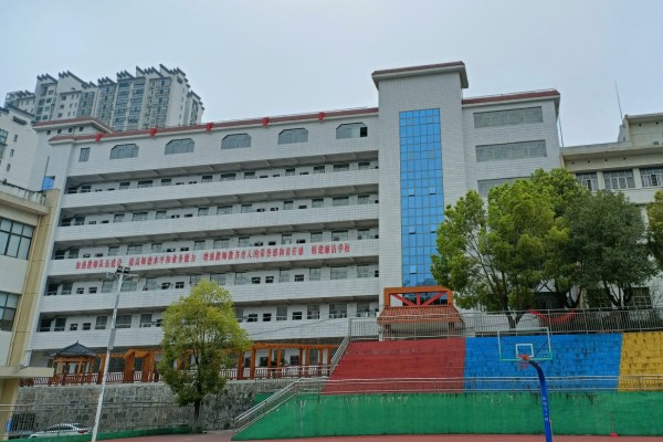 邵阳市计算机普通中等专业学校学费多少？