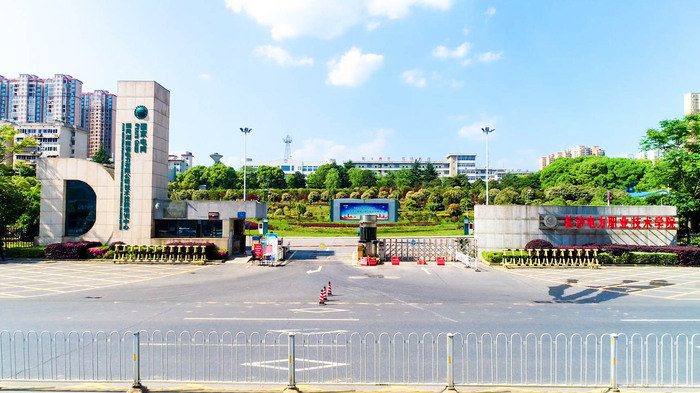 校园大门