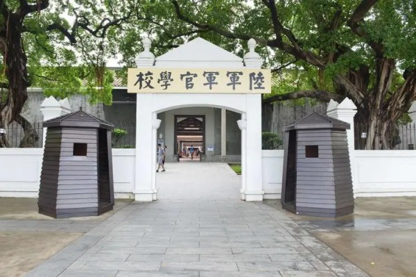 近视600度可以考军医大学吗