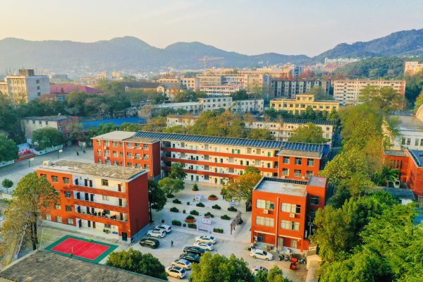中南大学第一附属中学是公办还是民办
