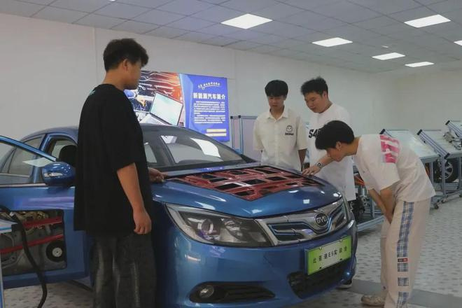 2025年长沙中部铁路航空中等职业学校招生简章