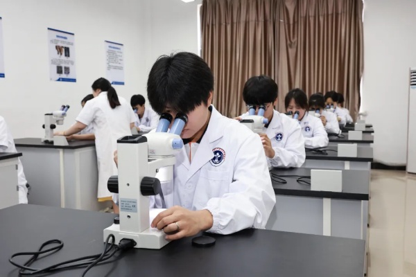 2025年长沙华中医卫科技职业学校招生简章