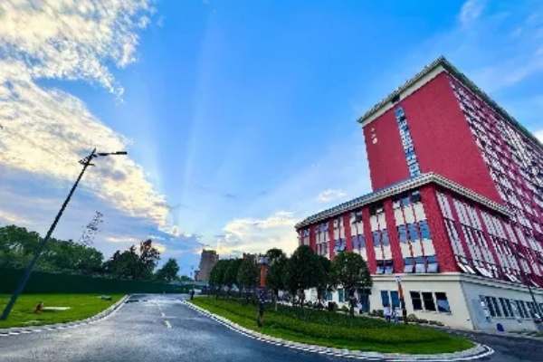 长沙经贸职业中专学校是公办、民办学校？
