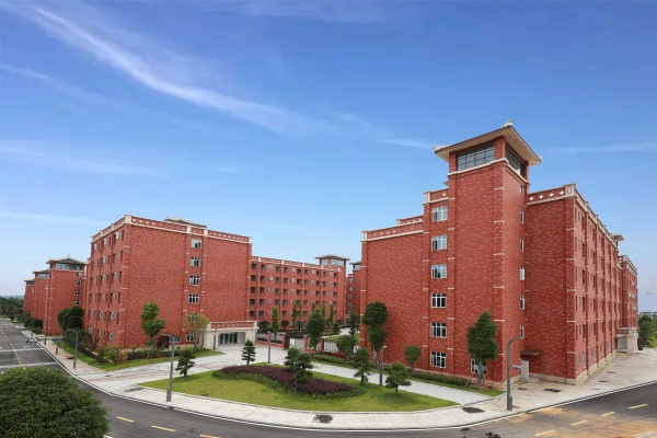 2025年湖南护理学校专业学费一览