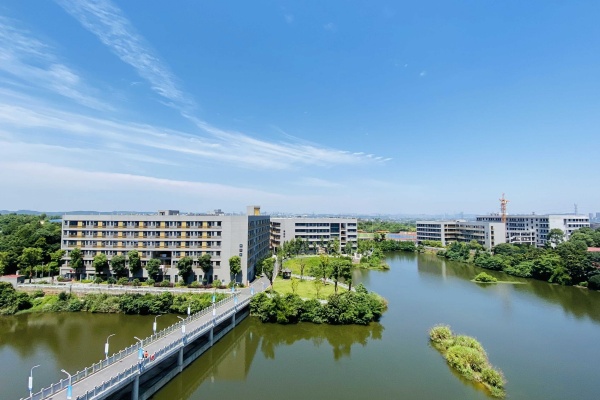 长沙市明达中学2025年复读收费标准