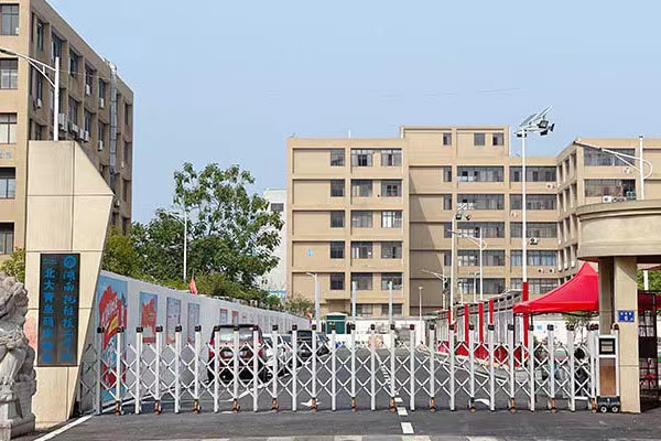 学校大门